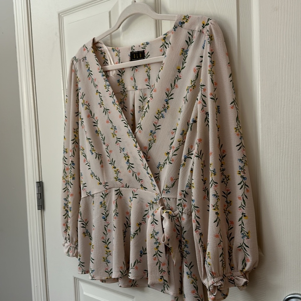 SOLD 💚 OLM Light Pink Floral Wrap Flattering Peplum Top L - Picture 2 of 11